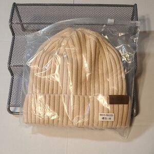 Magisdu Cozy Warm Cream Ribbed Knit Beanie Medium NWOT